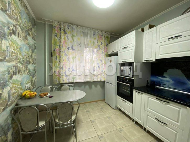 3-комн квартира Комарова улица, д.18