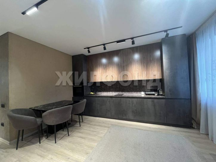 4-комн квартира Авиаторов ул., д.8