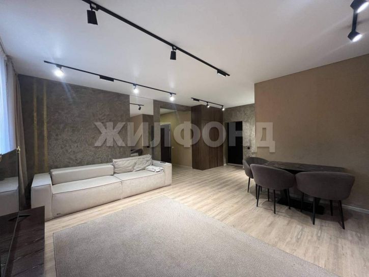 4-комн квартира Авиаторов ул., д.8