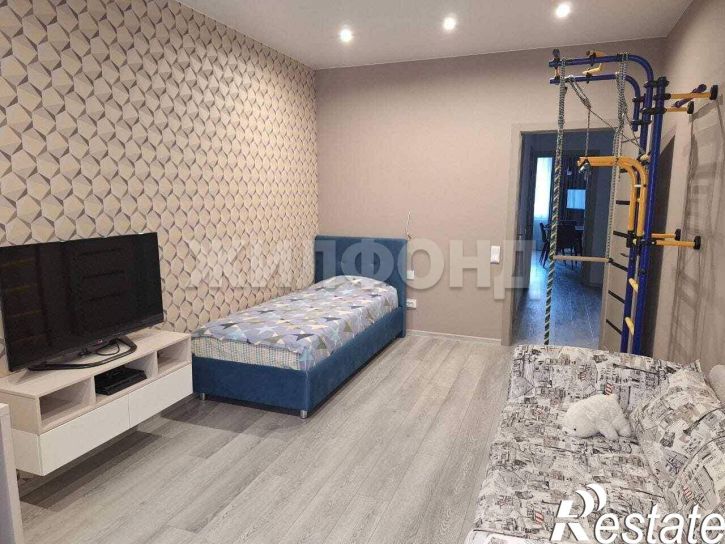 3-комн квартира Авиаторов ул., д.8